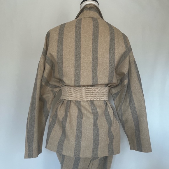 Vintage 80’s Chibarø Dolman Sleeved 2 piece suit with high waisted capri pants. - Picture 4 of 13